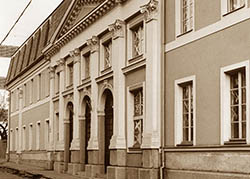 Die Fassade des alten Anatomischen Instituts  (Dischka Gy. Strasse)